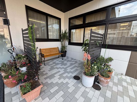 植物に囲まれたベンチのあるスペース