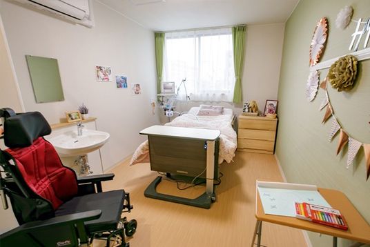 笑顔交わすスタッフと入居者