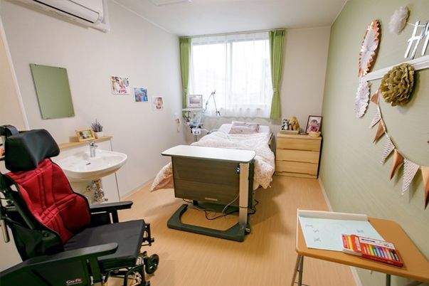 笑顔交わすスタッフと入居者