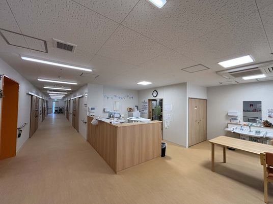 広く緩やかな廊下