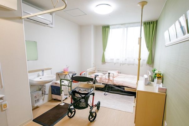 共に笑顔のスタッフと利用者