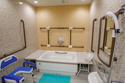 バリアフリー設計の浴室