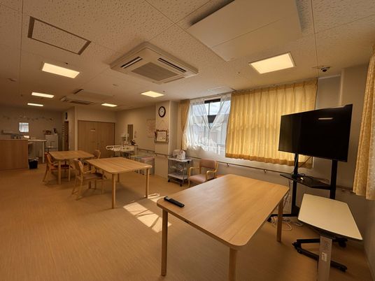 温かな光のラウンジ