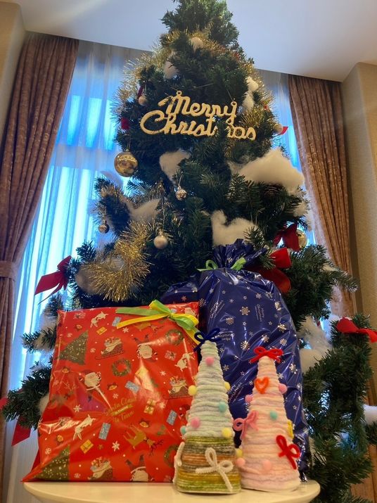 クリスマス装飾のラウンジ