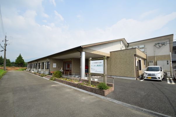開放感のある施設の外観