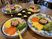 色とりどりの料理のテーブル