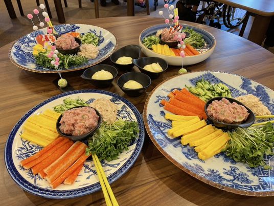 色とりどりの料理のテーブル
