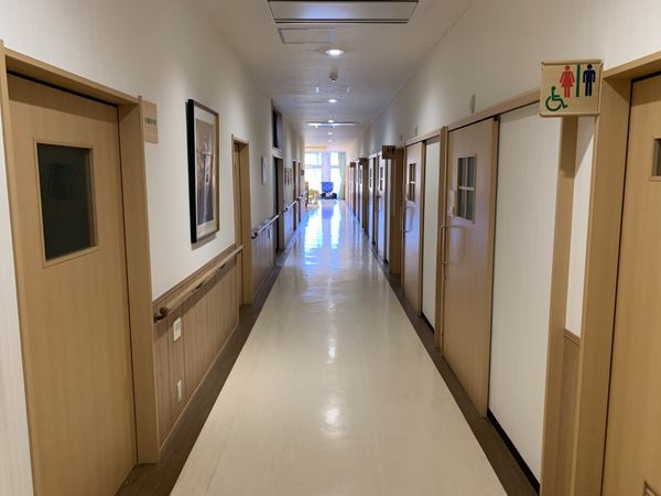 明るい長い廊下