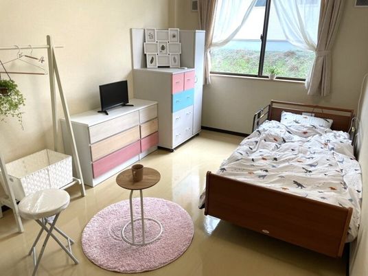 明るい個室の居室  