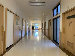 手すり付き廊下
