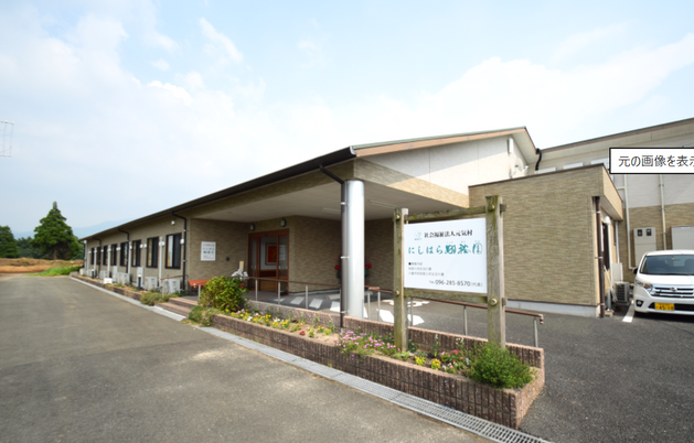 看板がある建物外観