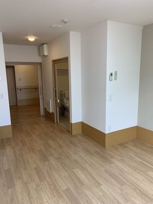 明るく綺麗な施設の居室
