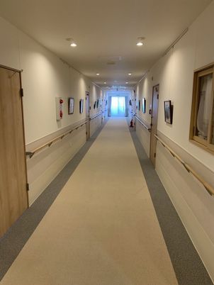 清潔感ある廊下の居室