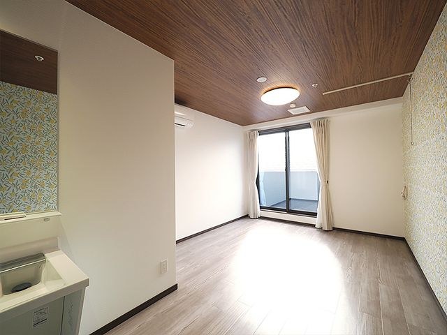 清潔感ある居室 居室 窓から自然光が差し込む綺麗な居室で、ご入居者様に安らぎを提供しませんか。