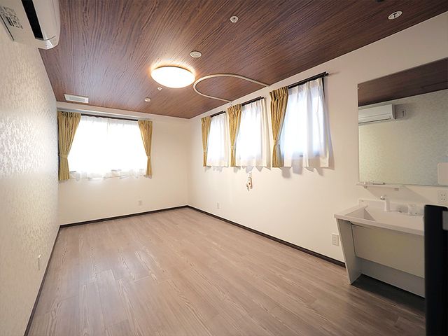 明るい居室の環境 居室 清潔で広々とした居室で、心温まるケアを提供しませんか。快適な環境で皆様のチームに参加しましょう。
