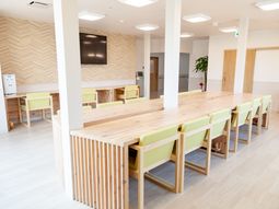 広々とした明るい食堂