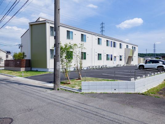 明るい外観の建物