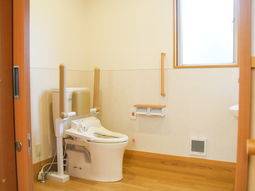 手すり付きトイレの内観