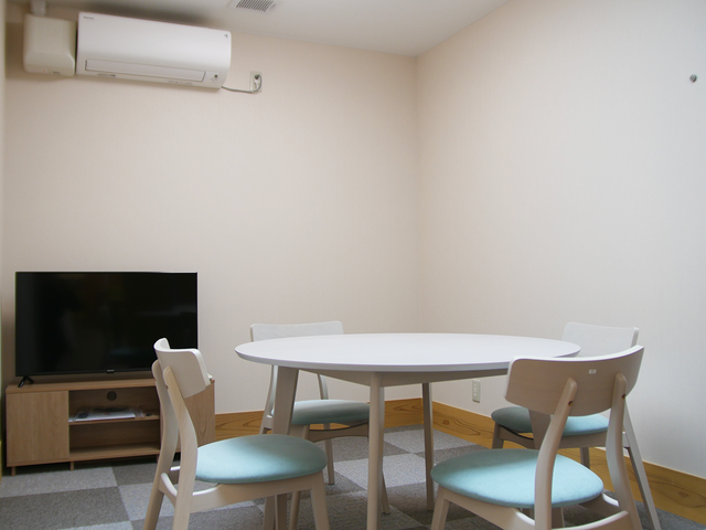 明るい居室の一角 居室 ゆとりある空間の居室です。円形テーブルを囲んで、穏やかな時間をお過ごしいただけます。