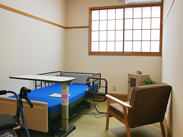 和室風居室の一角 居室 和の趣を感じさせる設計の居室で、静かな時間をお過ごしいただけます。手すり付きベッドや椅子も備えており、安心です。