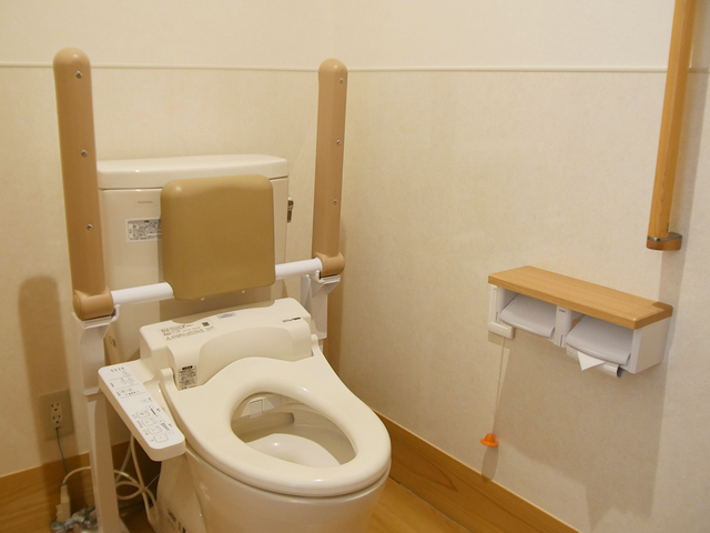 手すり付きの清潔なトイレ トイレ 清潔感あふれるトイレには安全を考慮した手すりが設置されており、快適にご利用いただけます。