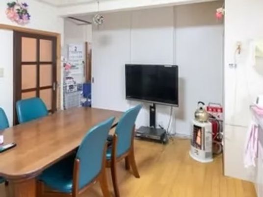 明るい食堂の一角  