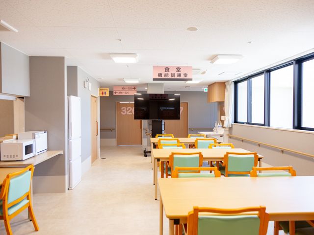 明るい共有ダイニング ダイニングルーム ゆとりあるダイニングでは、明るい光が窓から差し込み、居心地の良い食事の時間を過ごせます。