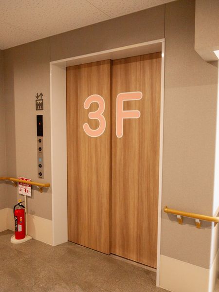 エレベーター前の廊下