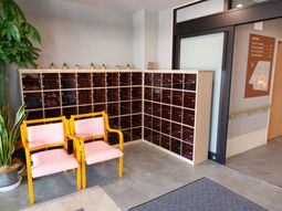 エントランスの靴箱と椅子