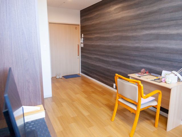 居心地の良い居室 居室 温かみのある床材と木の扉が特徴の居室です。柔らかい光が差し込み、ゆったりとした時間を過ごせそうです。