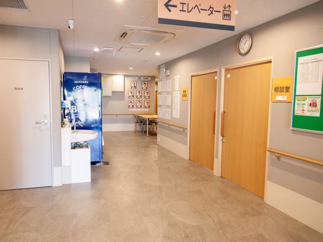 広々とした明るい廊下 廊下 ゆとりある廊下は明るく、清潔感があります。手すりが設置され、安全に移動できる環境が整っています。