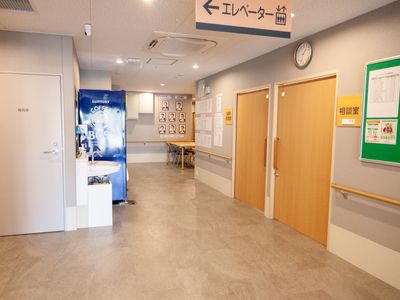 広々とした明るい廊下