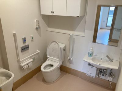 バリアフリー設計のトイレ