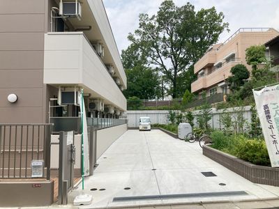 落ち着いた外観の施設