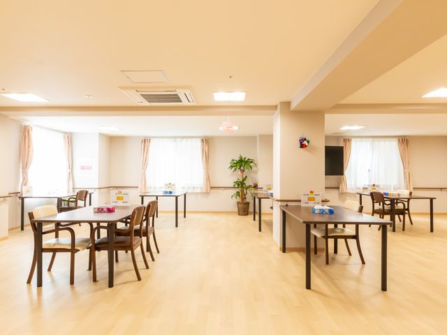 広々とした食堂 食堂 広々とした明るい空間で、自然光が心地よく差し込みます。テーブルの配置がゆったりしています。