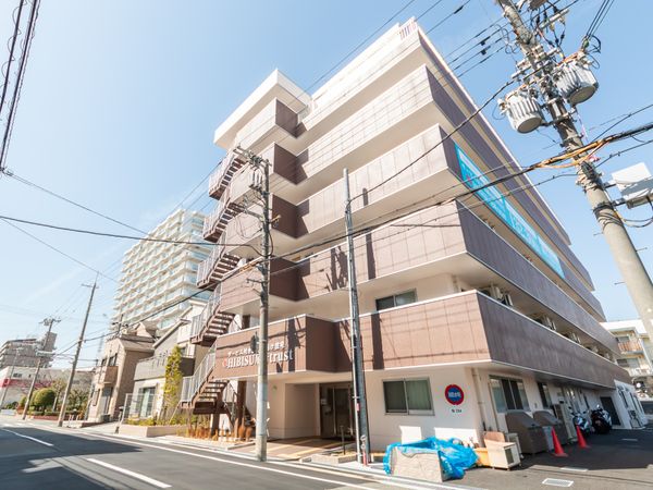 住宅街の建物外観