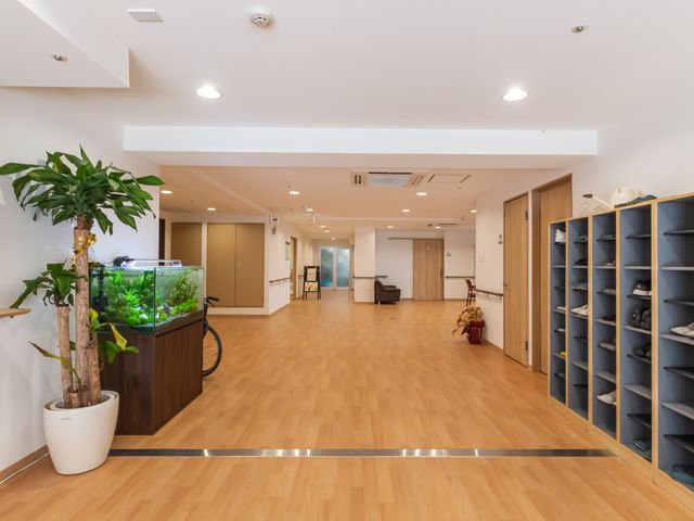 靴棚と広い廊下 廊下 広々とした廊下は、自然光が差し込み、歩行訓練にも最適な空間です。清潔感のある明るい雰囲気が特徴です。