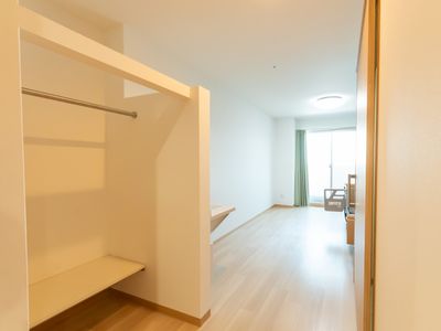 明るい個室の居室
