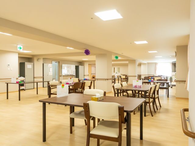 広々とした食堂 食堂 広々とした明るい空間で、多くの人々がゆったりと過ごせる食堂です。自然光が心地よく差し込みます。
