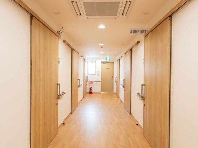 広々とした廊下 廊下 広々とした廊下は、車椅子移動にも適した設計です。自然光が差し込み、明るく清潔な印象を与えます。