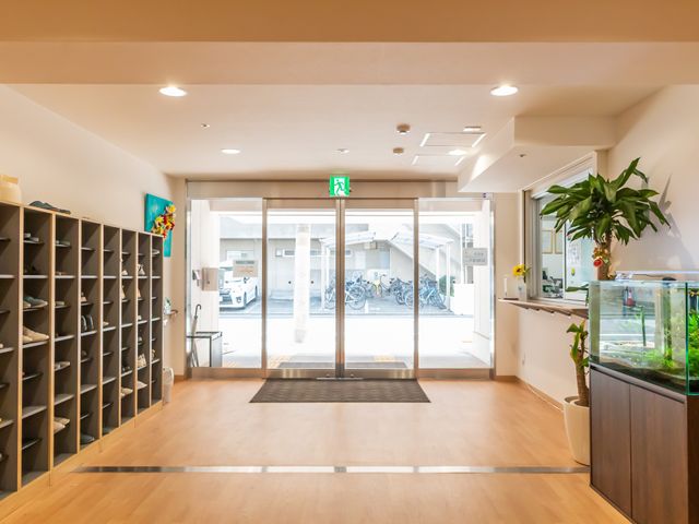 開放的なエントランス エントランス 明るく広々としたエントランスです。訪れる人々を温かく迎え入れる雰囲気があります。