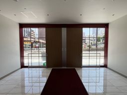 エントランスの明るい空間