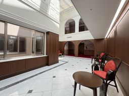 明るい中庭風スペース