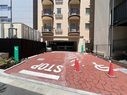 エントランスが見える外観