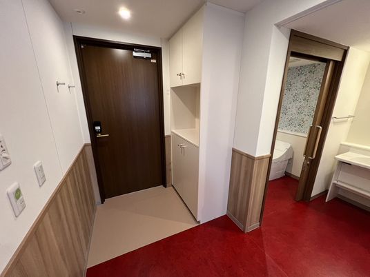 居室の入口と洗面所