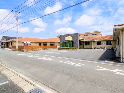 広々とした敷地の外観
