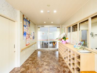 受付と案内スペースの廊下