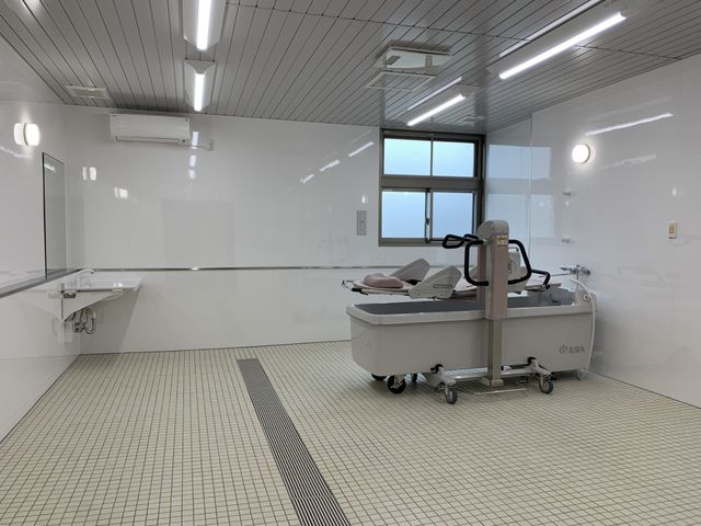 清潔な浴室 浴室 広々とした明るい浴室が配備されており、快適なバスタイムをサポートします。