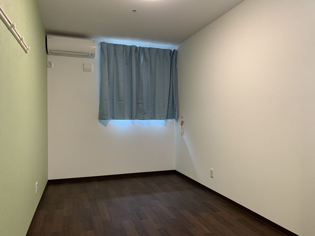 清潔感のある個室空間 居室 ゆとりを持って配置されたシンプルな個室です。窓からの自然光が、明るく穏やかな雰囲気を演出しています。
