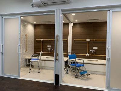 車椅子対応の明るい浴室